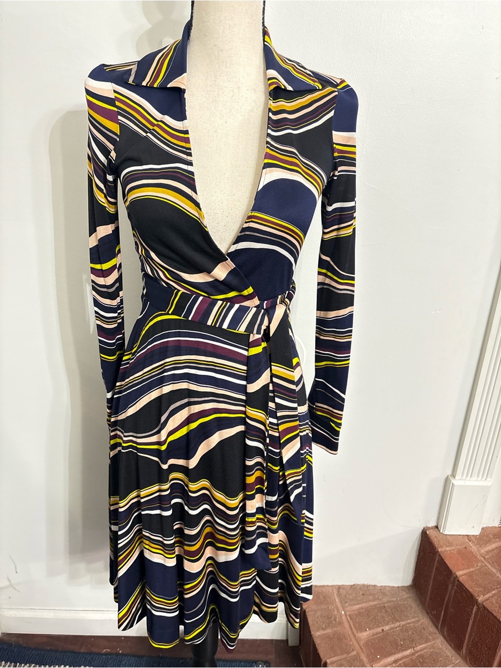 DVF Diane von Furstenberg Silk Jersey Wrap Dress Size 2 Wave Print
EUC - Picture 8 of 8